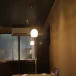 食卓 - 店内は結構渋い