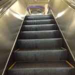 長いエスカレーターを登る