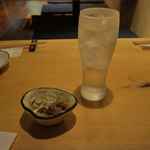 食卓 - かっこいいコップで水と小鉢料理が来る