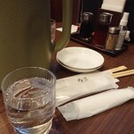 悦悦飯店 - ・水はセルフ、紙オシボリ