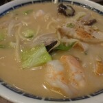 悦悦飯店 - ・什锦海鲜面(什錦海鮮麺)　680円