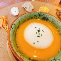 ボン・ヴィヴァン - バターナッツカボチャのポタージュにミルクの泡を載せて