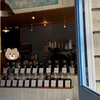 Blue DOOR Coffee - 店内には20種類以上のコーヒー豆が並んでいます