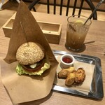 自由が丘バーガー - 「自由が丘バーガー」(1200円)+「ジンジャーエール(辛口)」(580円)