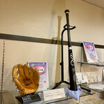 観水庭こぜにや - 内観
                                中日森野選手のグローブ、広島前田選手のバット