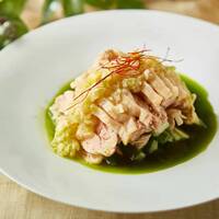 蒸し鶏のネギソースがけ