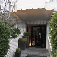 レストラン・モリエール - 何気ない雰囲気の入口。帰りは最後の客ということもあり、シェフ・店員さん総出でお見送りをいただいた