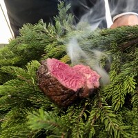 レストラン・モリエール - エゾシカは、エゾマツに囲まれて燻されながら登場！ 力強いスモークの香りが、ジビエ独特の風味と調和