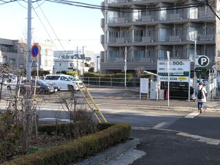 Restaurant Moliere - まだGoogleMapに登録されていないが、店舗のすぐ東側にコインパーキング（10台）。これは有難い