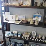 ROLL - 店内は作家さんの作品が並ぶ４
      