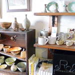 ROLL - 店内は作家さんの作品が並ぶ２
      