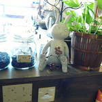 ROLL - 店内は作家さんの作品が並ぶ１３
      