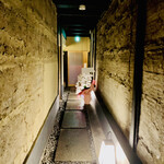 富小路 やま岸 - ◎入口から続く石畳は茶室の庭の露地の雰囲気を醸し出している。