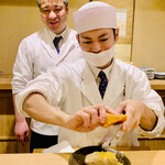 富小路 やま岸 - ◎親切なお弟子の越中さんが、海老芋にカラスミをかけて行く。チーム山ちゃんはチームワークが最高！