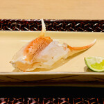 富小路 やま岸 - ◎レアに焼かれた蟹の爪の身は甘みがより強く漢字る。