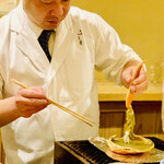 富小路 やま岸 - ◎美味しくな〜れと、蟹の足を蟹味噌の中に潜らせて行く山ちゃん。