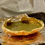 富小路 やま岸 - ◎蟹の甲羅の蟹味噌出汁を温めていく。