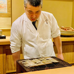 富小路 やま岸 - ◎ホンモロコの焼き具合を真剣な眼差しで見つめる大将。