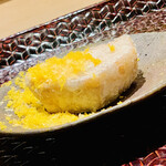 富小路 やま岸 - ☆海老芋（大阪 富田林）自家製カラスミがけ。カラスミの塩味と海老芋の甘みが効いて滋味深い味わい。