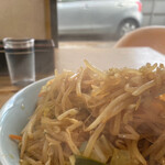 朝日屋 - もやし持ち上げたら、湯気がモワッと❣️