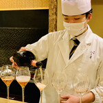 富小路 やま岸 - ◎乾杯用のシャンパンを注ぐお弟子さの吉田さん。一緒懸命頑張っている。