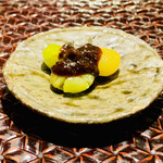 富小路 やま岸 - ☆揚げ銀杏ともろみ味噌。味噌を舐めて日本酒が進む（笑）