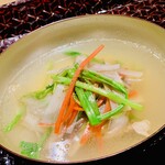 富小路 やま岸 - ◎猪肉の脂の旨味と人参、牛蒡、セリなど野菜が出汁に深みを与えている。