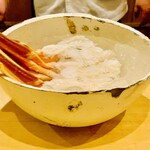 富小路 やま岸 - ◎蟹の足を氷水に入れるとゆっくりと身が割れて華となる。