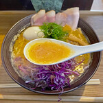 渦雷 - 徳島産の赤味噌をメインにフォン・ド・ボーなども使用している使用していると言うスープ。 
