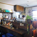 ROLL - 店内、カウンターと厨房
      