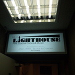 Lighthouse - こんな店構えを通り・・・