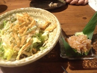 Ogikubokoshitsuizakayakashikirihorigotatsuhikobee - お通しサラダと、鮫軟骨梅肉あえ