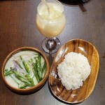 LASOLA Bhutan Restaurant - とライス小、マンゴーラッシーカクテル