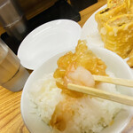 華風料理一芳亭 - 小海老の天ぷらがちゃんぽんの上に♡海老最高