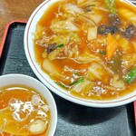 金丸本店 - 中華丼！鶏出汁スープが付きやす❗️