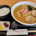 ペリカン - みそラーメンと小ライス