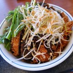 かつや - [期間限定]黒胡麻担々チキンカツ丼759円(税込)
            胡麻の良い香りが食欲を刺激します！
            辛味は想像より強く、辛いの苦手な人にはキツいかも知れませんが、味はかなり良いです(゜∇^d)!!