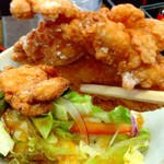 金丸本店 - から揚げの下には野菜が！