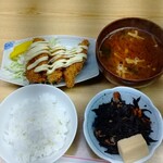 太湖 - 日替カキフライ定食、ライス極小で440円。赤だし80円追加で520円のカキフライ定食です(^_^)v