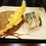 丸亀製麺 - じゃこ天と海老天に焼き鯖の押し寿司