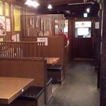 麺場 田所商店 - テーブル席奥から入口方向！(・。・;