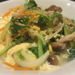 ビストロ 龍王 - コクのある豚骨スープに牛肉と野菜入り