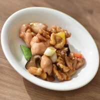 中国料理 滄 - ランチコース（３，６００円＋サービス料１０％）の『鶏肉と胡桃の醤油味炒め』２０２１年１２月