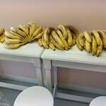 BANANA LIFE - テーブルにバナナ