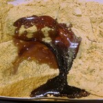 とろり天使のわらびもち - 料理写真:黒蜜投入