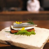 アカ - コハダをトマトを練りこんだパンに乗っけて。アカの定番。何度食べてもおいしい。