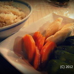 カクテルバー しろ - 炊き込みご飯と漬物