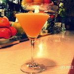 カクテルバー しろ - 季節のフルーツを使ったカクテル。奥の鏡に写真撮ってる私が少しだけ・・・。