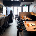 YAKITORI SAGOEMON - モダンな店内。早い時間で良かった。この15分後には満席に！