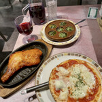 サイゼリヤ - バッファローモッツァレラのピザ、骨付きももの辛味チキン、エスカルゴのオープン焼き、赤ワイン(デキャンタ500ml)